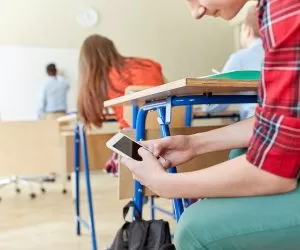 12 Side Effects of Mobile Phones on Students